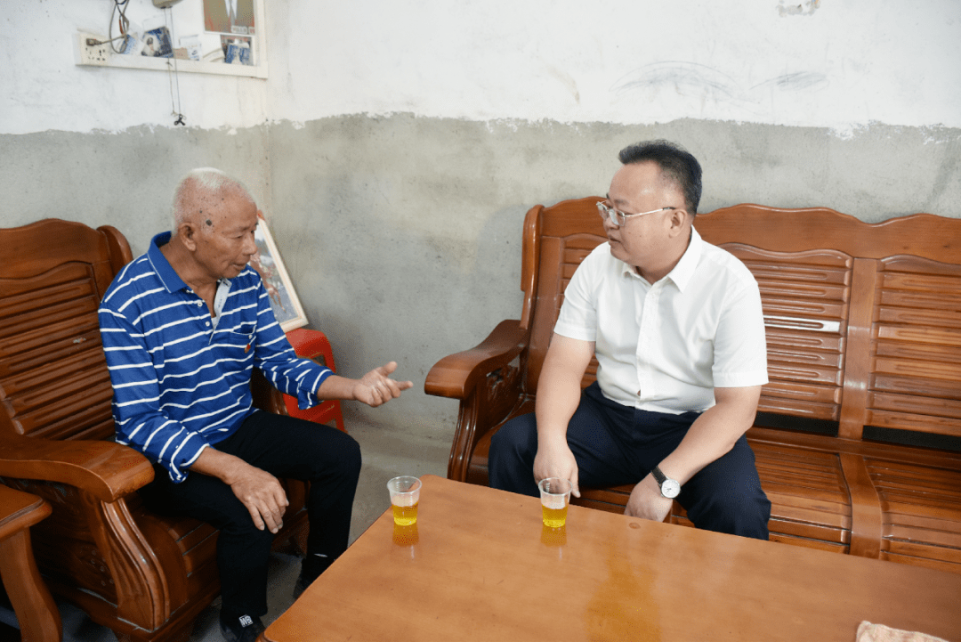 县长陈腾达走访慰问企业,困难干部群众和退役军人_生活_建设_的发展