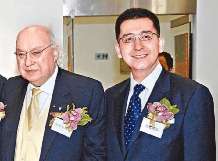 气得何鸿章亲自出庭对战,妻子佘安妮也到场支持丈夫.没想到子女们当