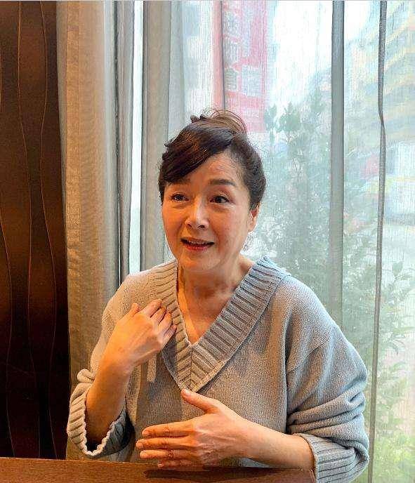 62岁恬妞走机场,穿连帽卫衣裙踩长靴,真是个潮奶奶!_感觉_显得_裙子