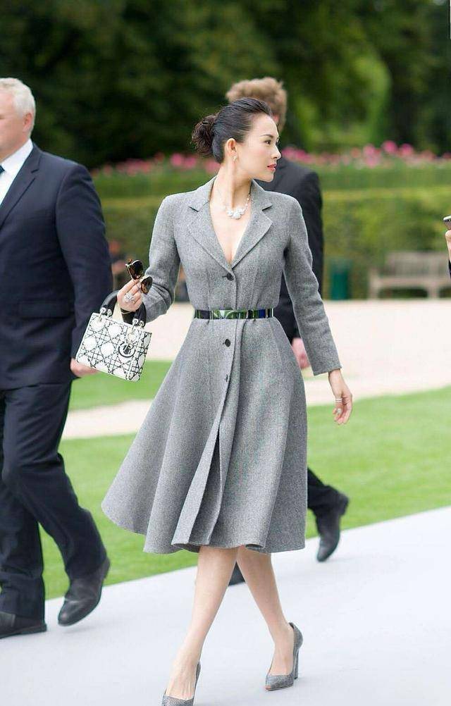 章子怡穿连衣裙搭高跟鞋和继女走机场,优雅又高贵,真是好后妈_白色