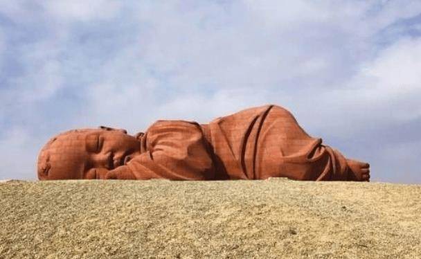 甘肃沙漠上躺了个“巨婴”，独自沉睡数年，模样可爱惹人心疼