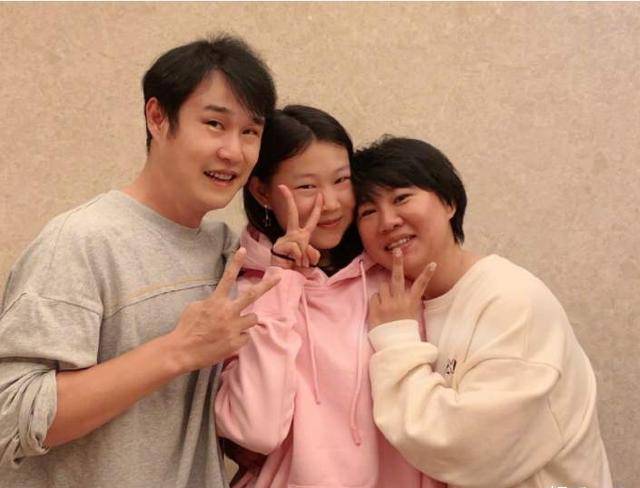 沈家有女初长成,14岁小沈阳女儿穿黄色t恤撞衫爸爸,两人太像了
