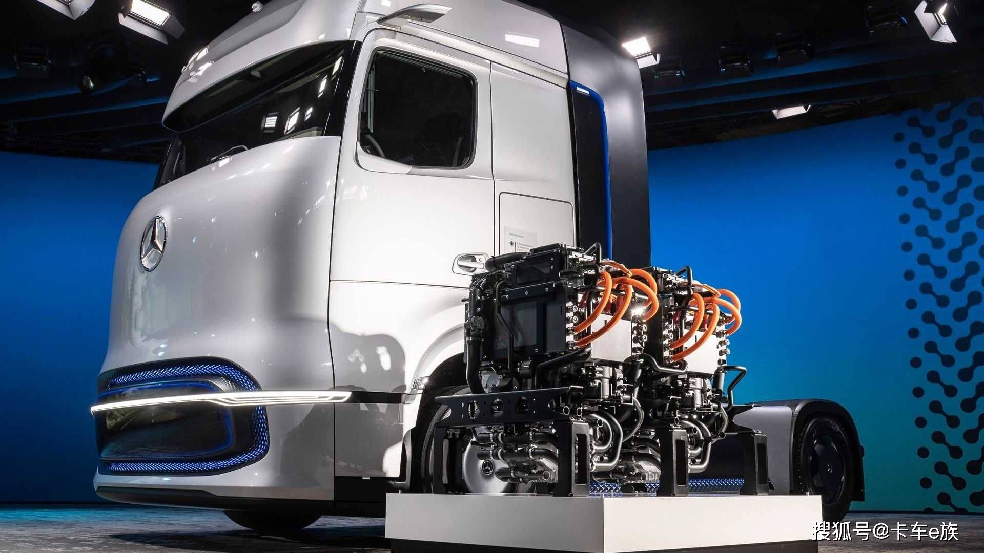 上,奔驰作为东道主,携带卡友期待已久的genh2液态氢燃料卡车震撼亮相