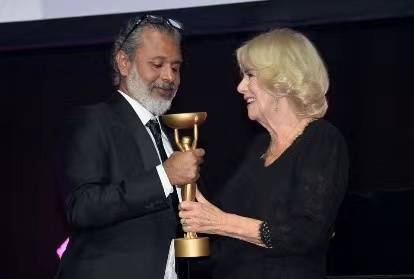 斯里兰卡作家卡鲁纳蒂拉卡获布克奖，英国王后为其颁奖
