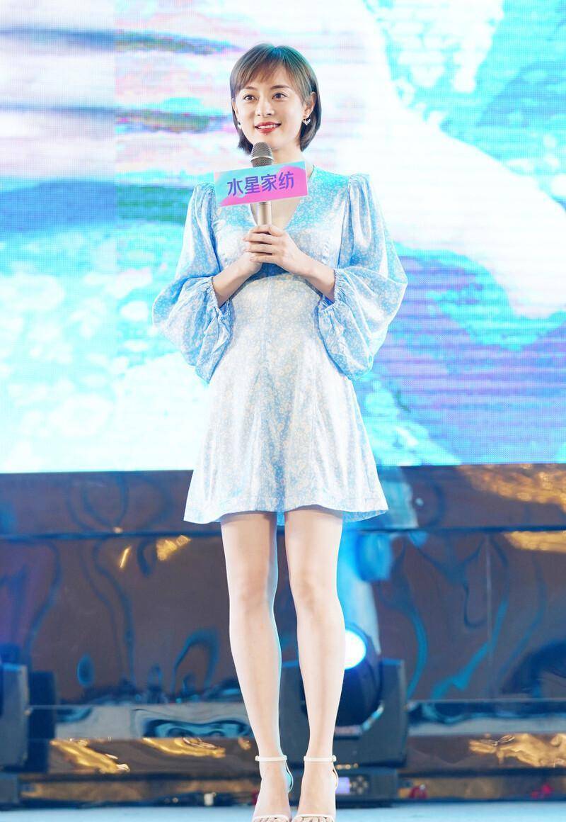 38岁孙俪美得闪耀,穿小短裙配一字带高跟鞋,双腿又细又长_时尚_造型