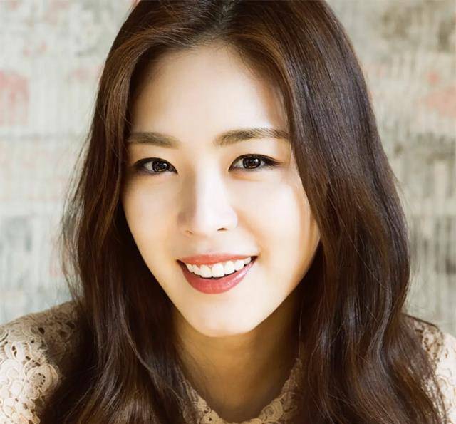 韩女神李沇熹短发宛如翩翩美少年,难怪是朴宝剑宋承宪的理想型_李云熙