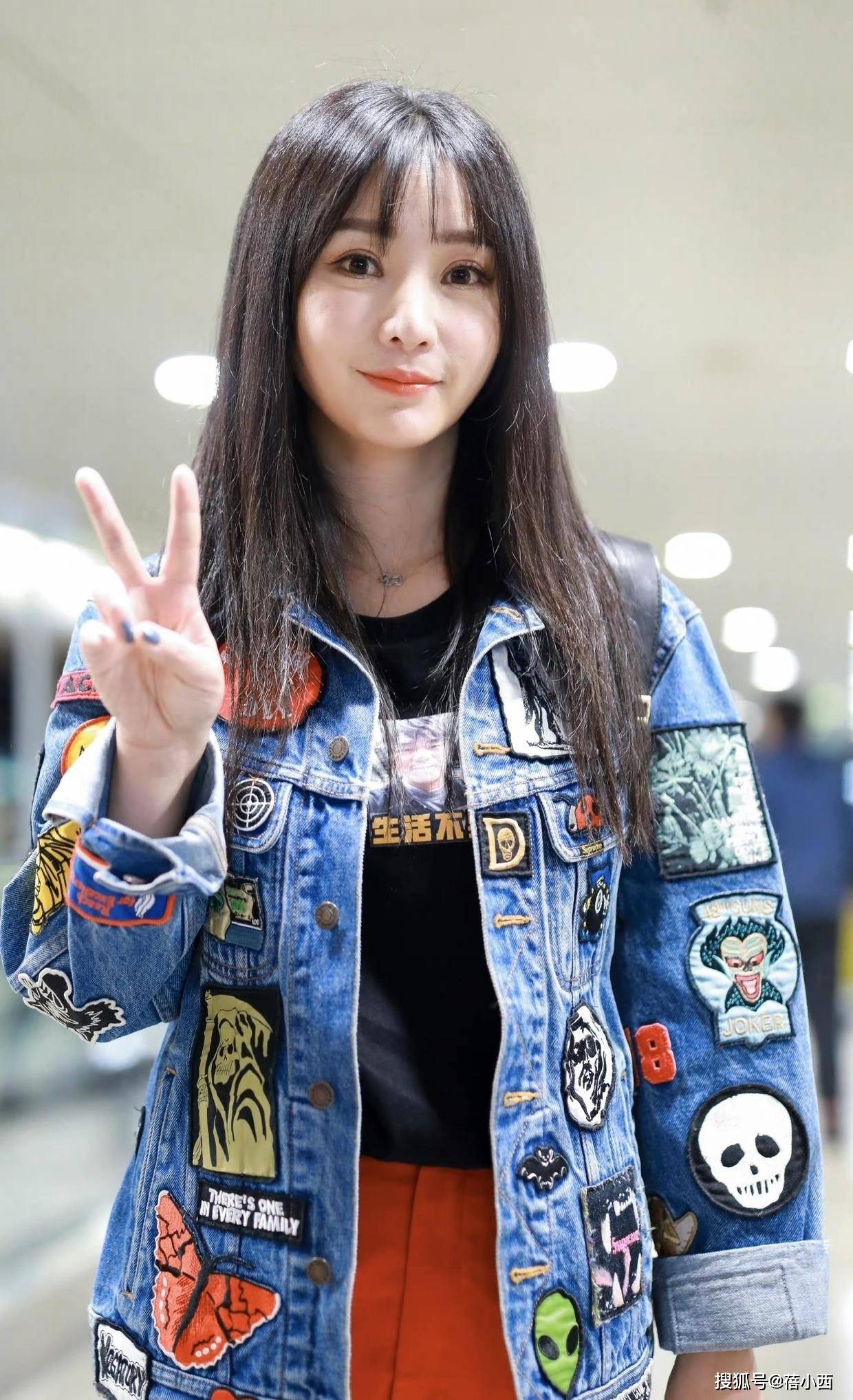 柳岩越活越年轻,穿粉色t恤配阔腿裤走机场,说是18岁也不过分_卫衣