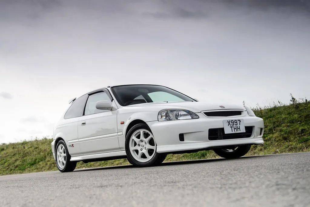 ek9直到目前也是深受很多jdm的喜爱,红色的厂徽更是许多本田性能车迷