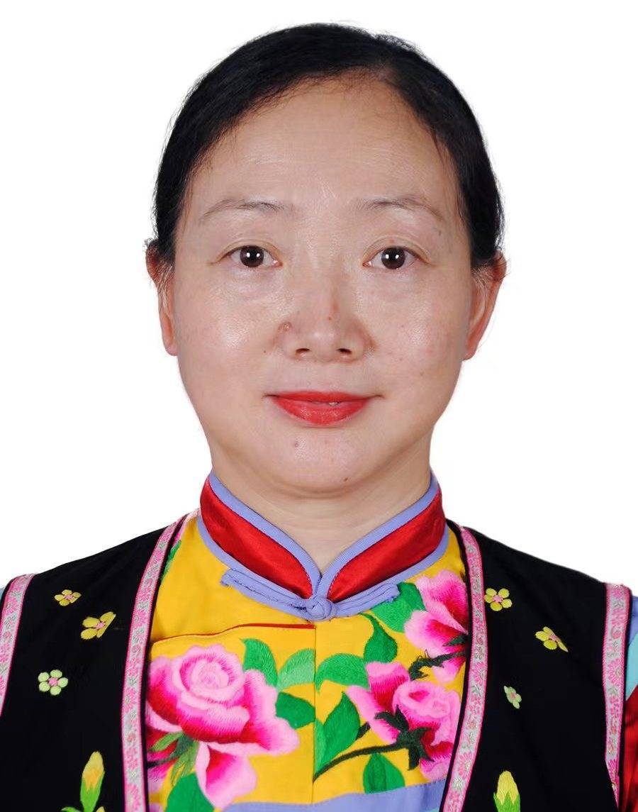 陈云珍在很多场合见到陈云珍,她总是身着具有民族特色的羌绣服装.