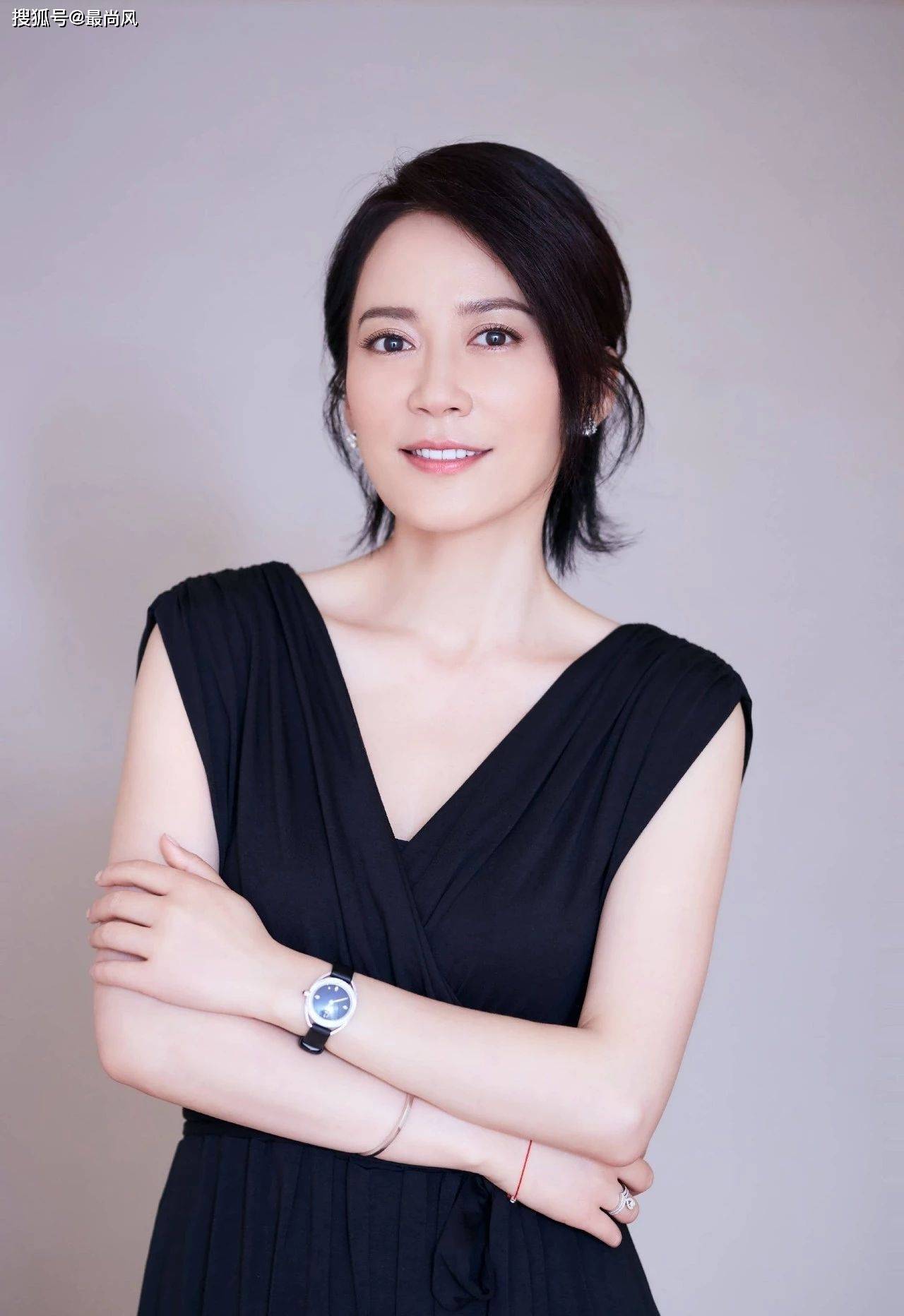 中年女人怎么穿衣更有气质?学习俞飞鸿的穿搭,你也能年轻十几岁!