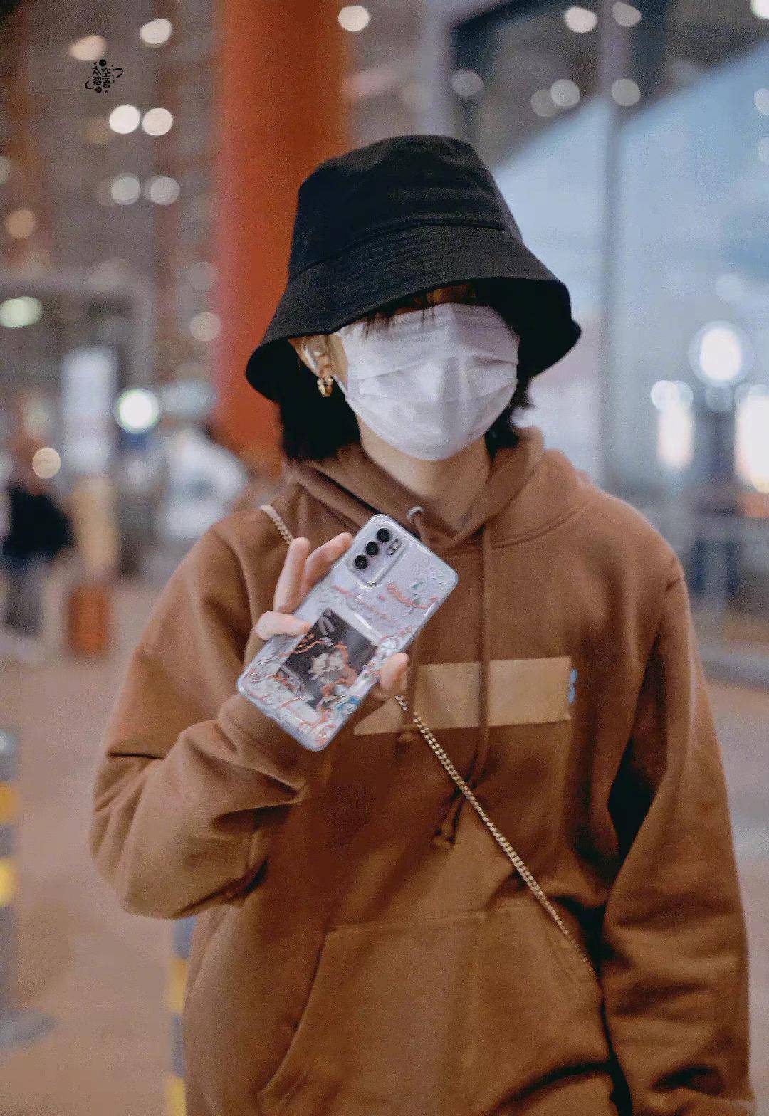 张子枫机场被偷拍,放大手机壳一看,发现这届00小花关系还挺微妙_美颜