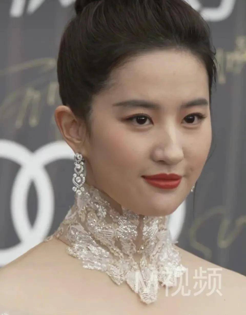 十二位女明星怼脸生图,一眼就看出差距,迪丽热巴纯属造型师的锅_状态