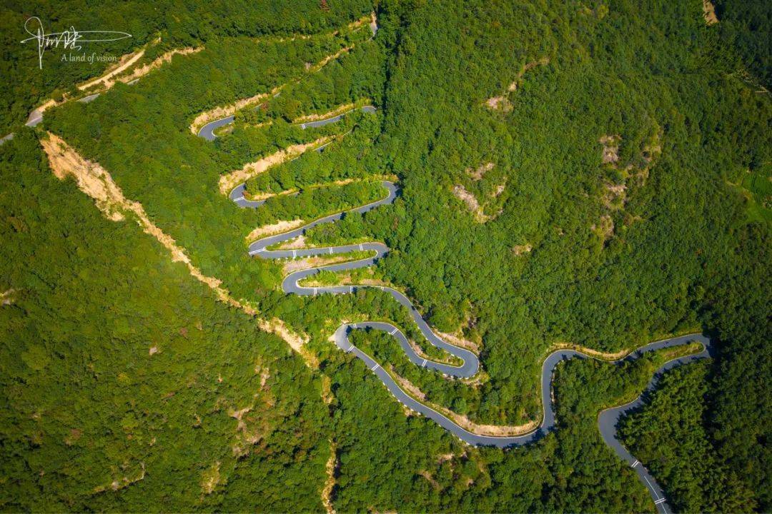 宣传的光,像四岭水库旁边这条盘山公路,就比它的"五连发夹弯"难多了吧