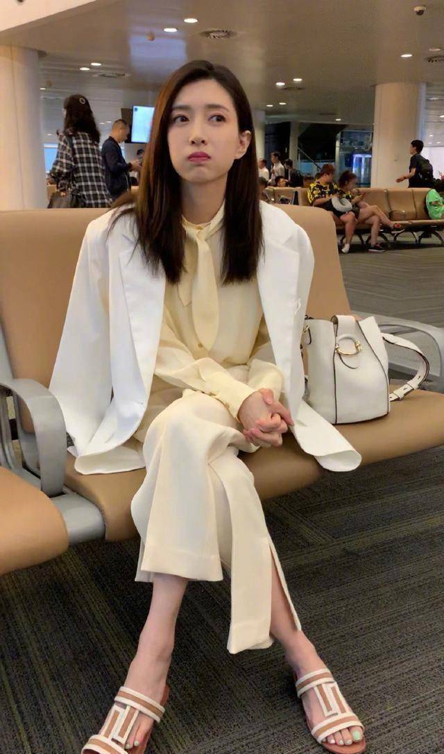 江疏影的腿自带丝袜效果,配白色连体裤,终于明白啥叫"白富美"_短裤