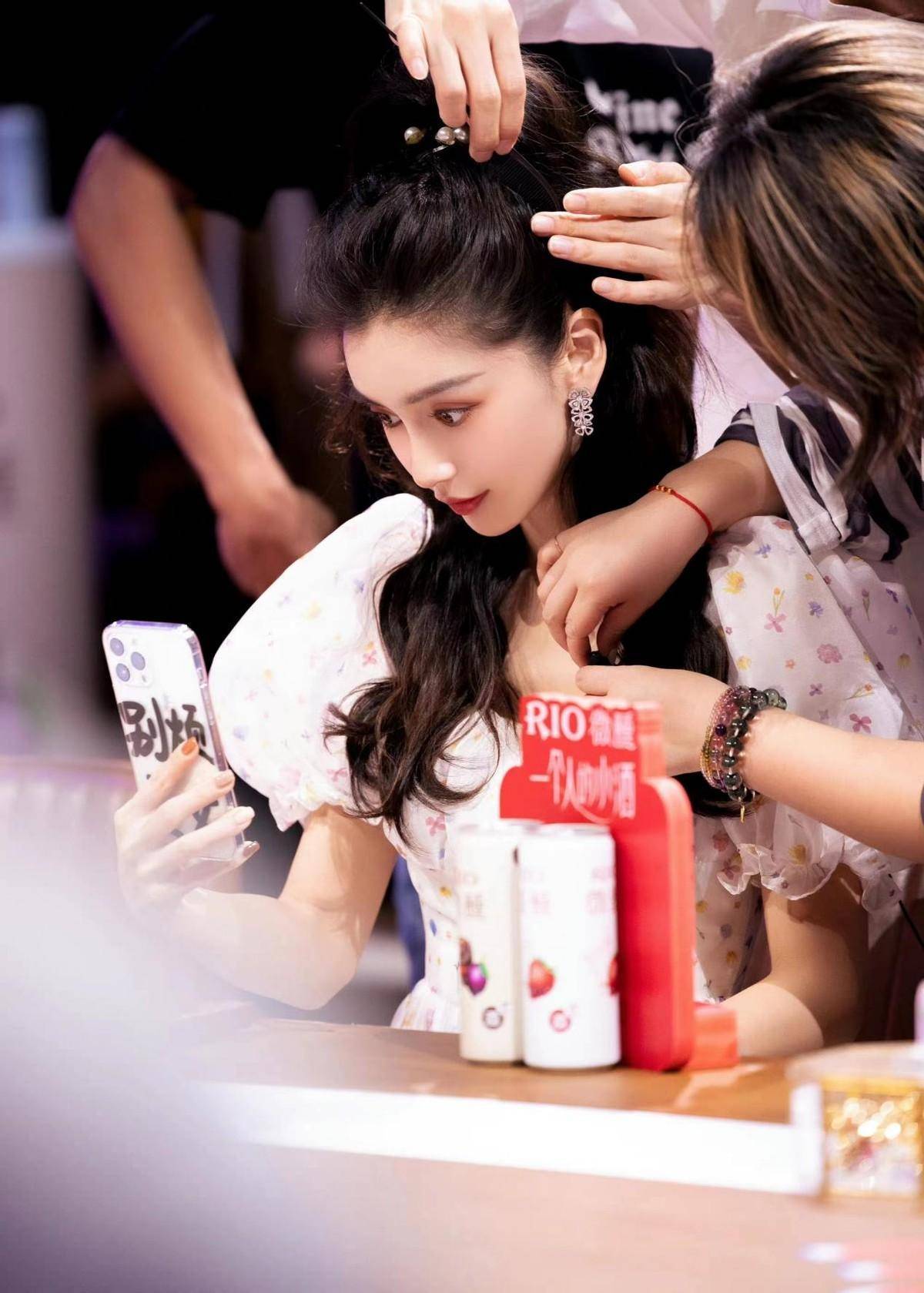 穿碎花泡泡袖录综艺美成小公主,离婚后状态更好_baby_造型_设计