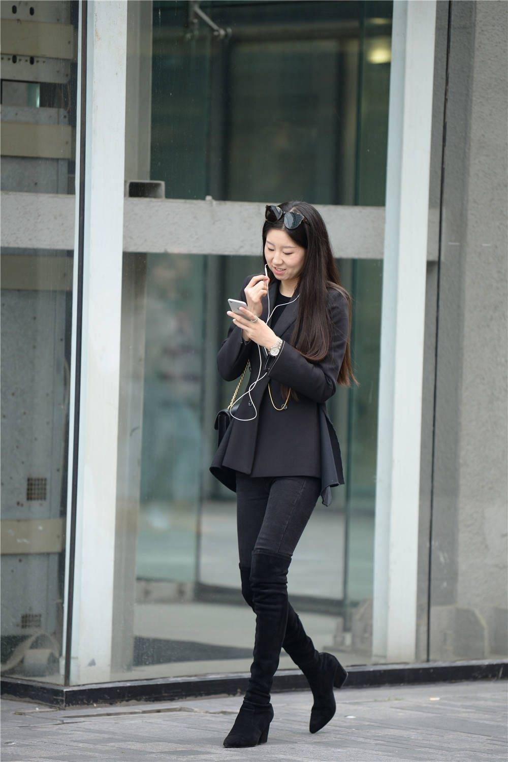 黑色过膝长靴,楔形鞋跟,搭配深灰色紧身牛仔裤_美女_效果_款式