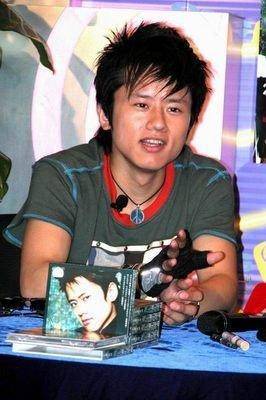 张杰演唱会发生意外,右手满是鲜血,谢娜随后的反应果然是真爱_受伤