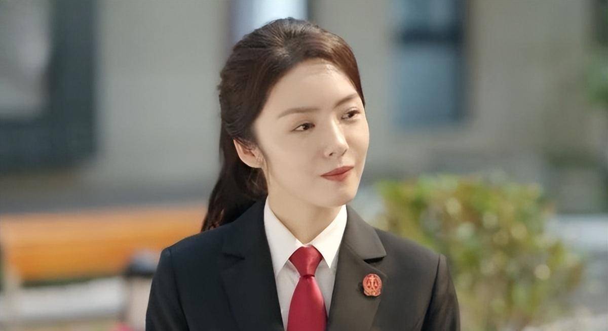 剧当中,检察官女不止一次的在加班这种不是问题的问题上纠缠不休,法官