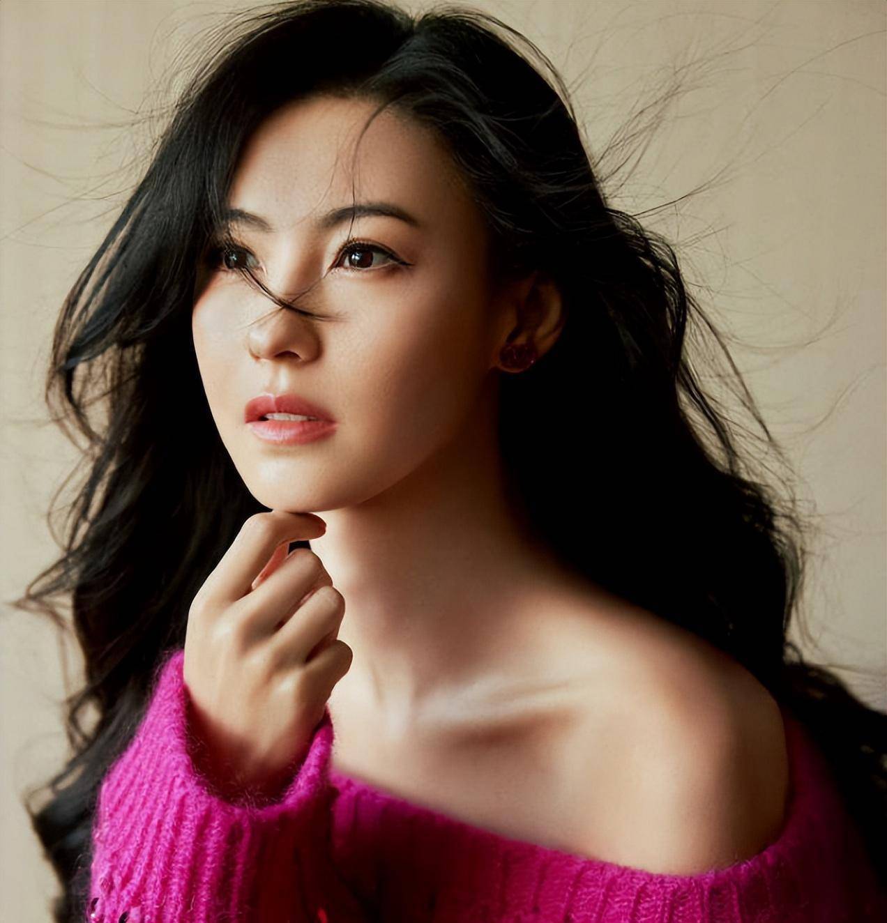 小林青霞最新惊艳美照,精致优雅美丽动人,整个人又回到颜值巅峰_卷发