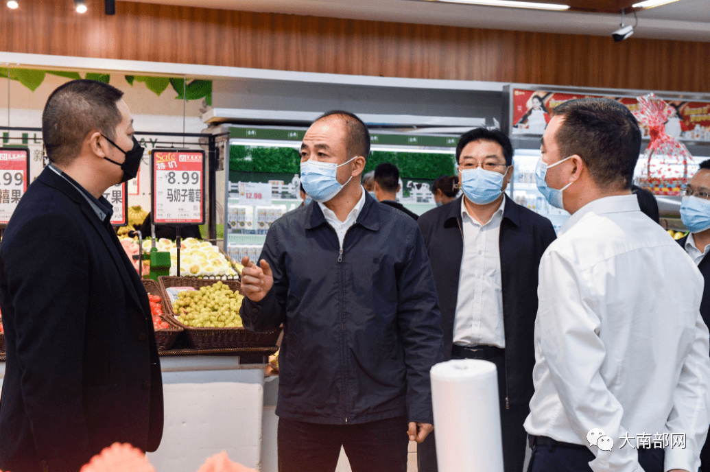 县委书记黄波带队到隔离酒店,学校,超市等督导检查疫情防控_工作时