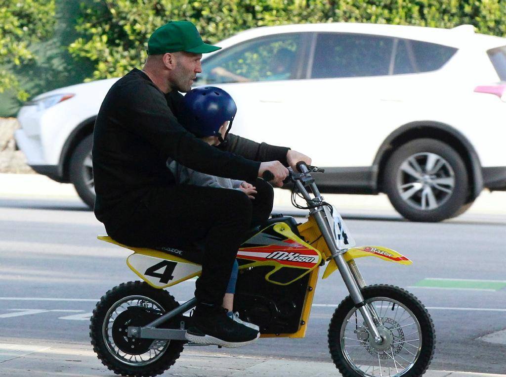 53岁杰森·斯坦森带3岁儿子骑摩托！硬汉老爸变活宝，样子萌哭了