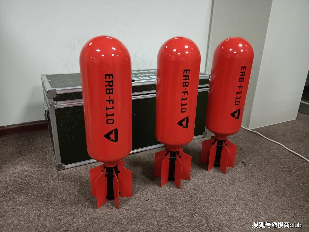 分别展示了复杂火场下无人机空中巡查,重载无人机投放灭火弹,重载无人