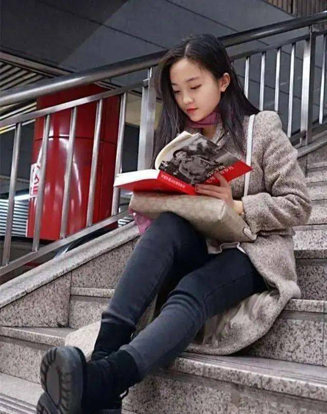 林妙可是难得的干净脸,就是身材太肿,穿啥都显得又土又壮!