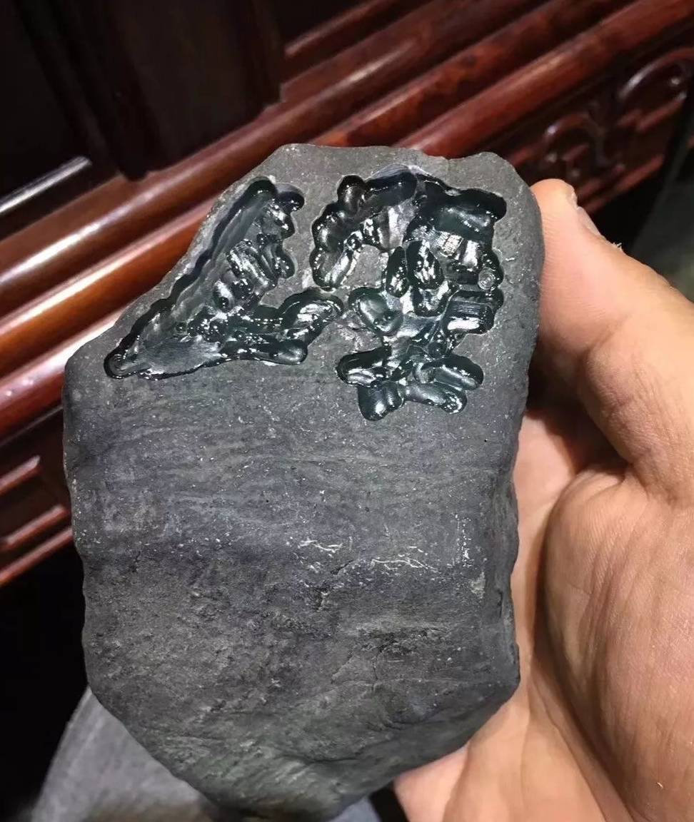 一块不起眼的黑石头,开出价值上百万的高冰晴!