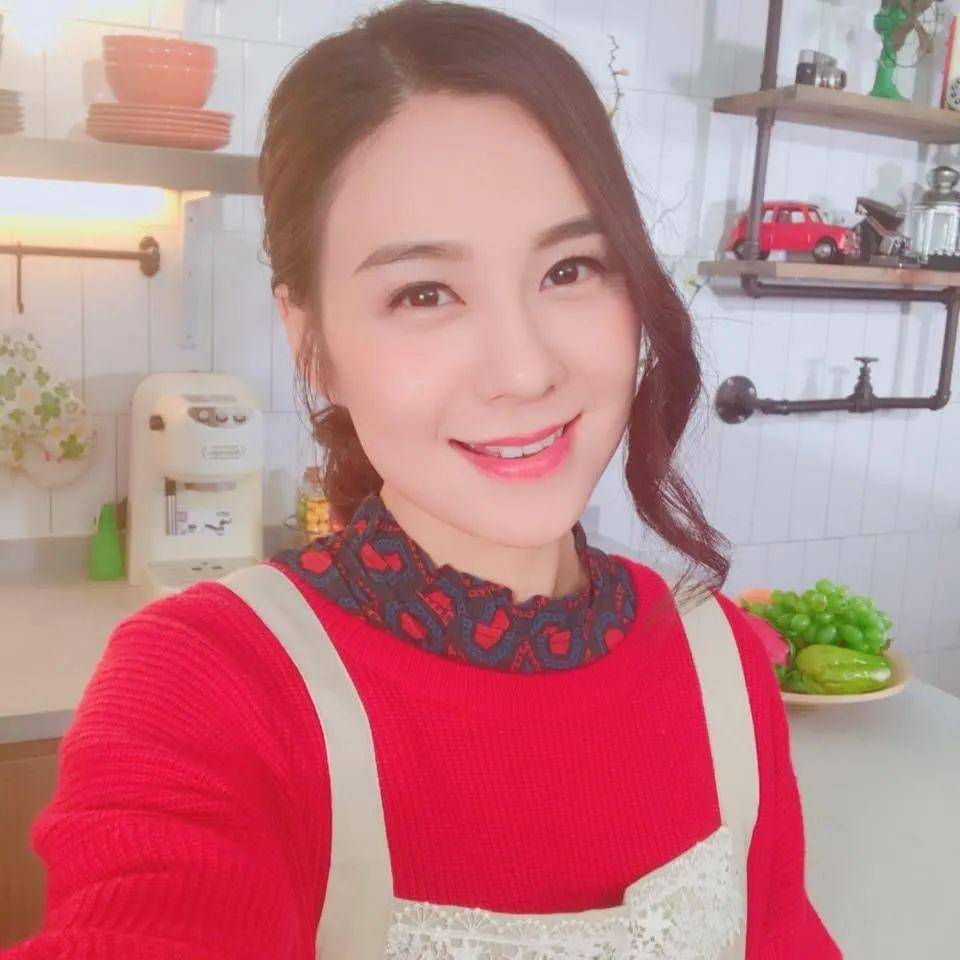 27岁tvb小花走红后绯闻多,被传搭上已婚律师,聊天记录曝光_梁茵_男方