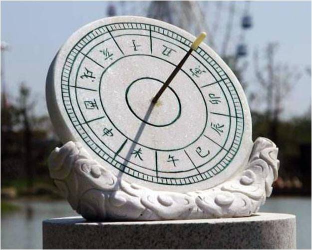 ▼日晷它最早被叫做土圭,之后名称变成了日晷,同时也叫日规,一般情况