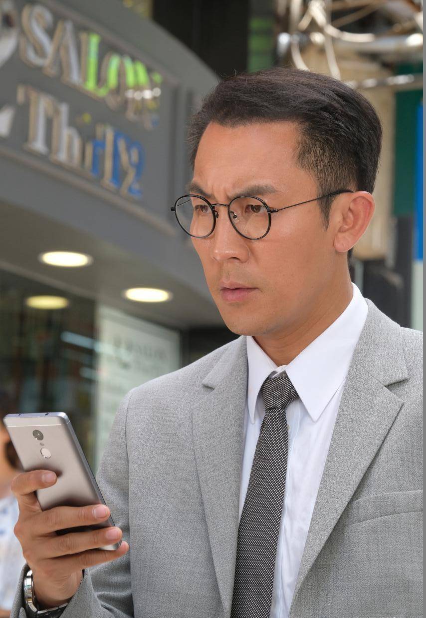 不过,谭俊彦刚进tvb的时候,可是有名的"咆哮帝",经常被批评演戏太过