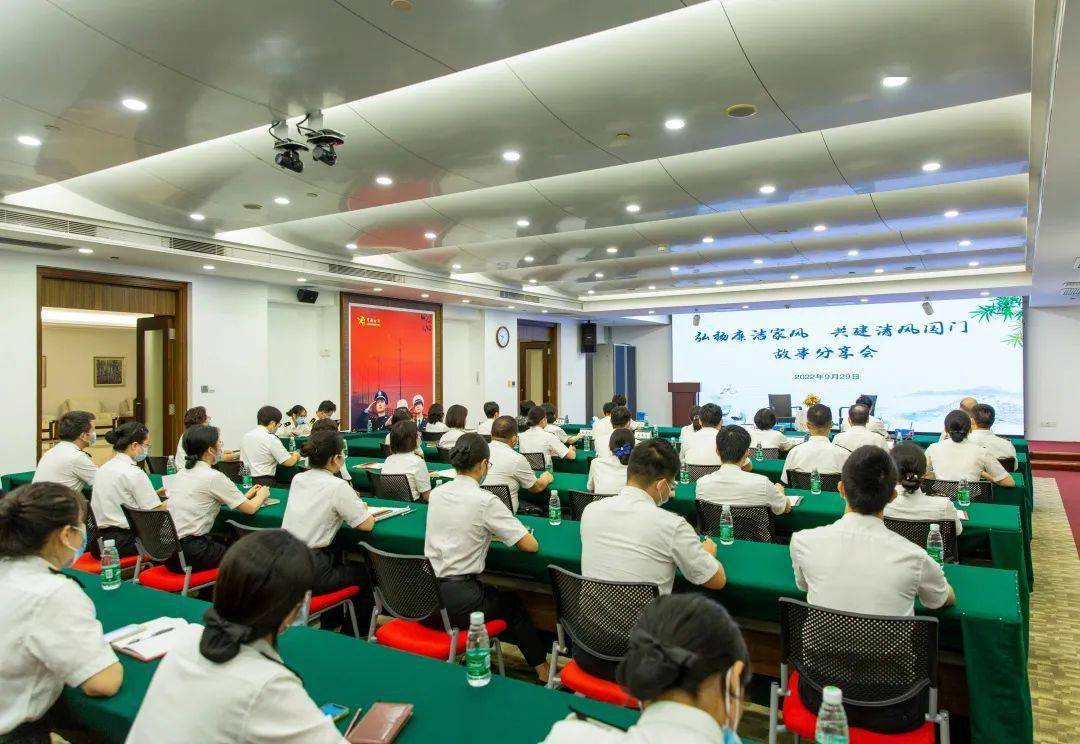 拱北海关党委委员,政治部主任于彬参加了活动,分享了上大学时父亲的