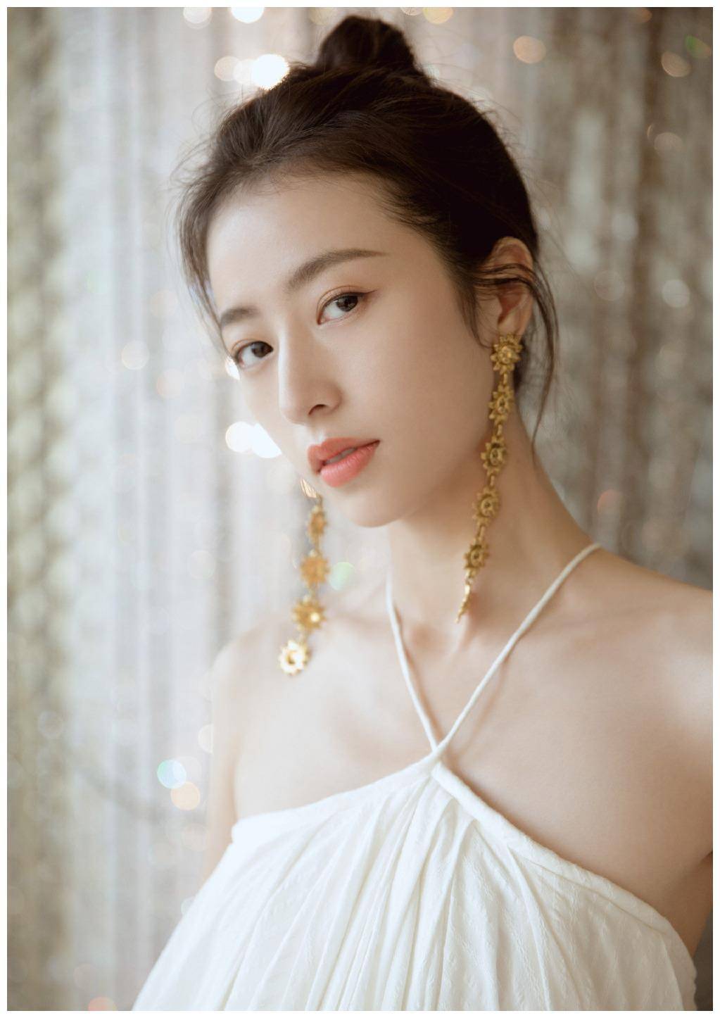 25岁周雨彤高调现身活动,丸子头发型配白色挂脖连衣裙