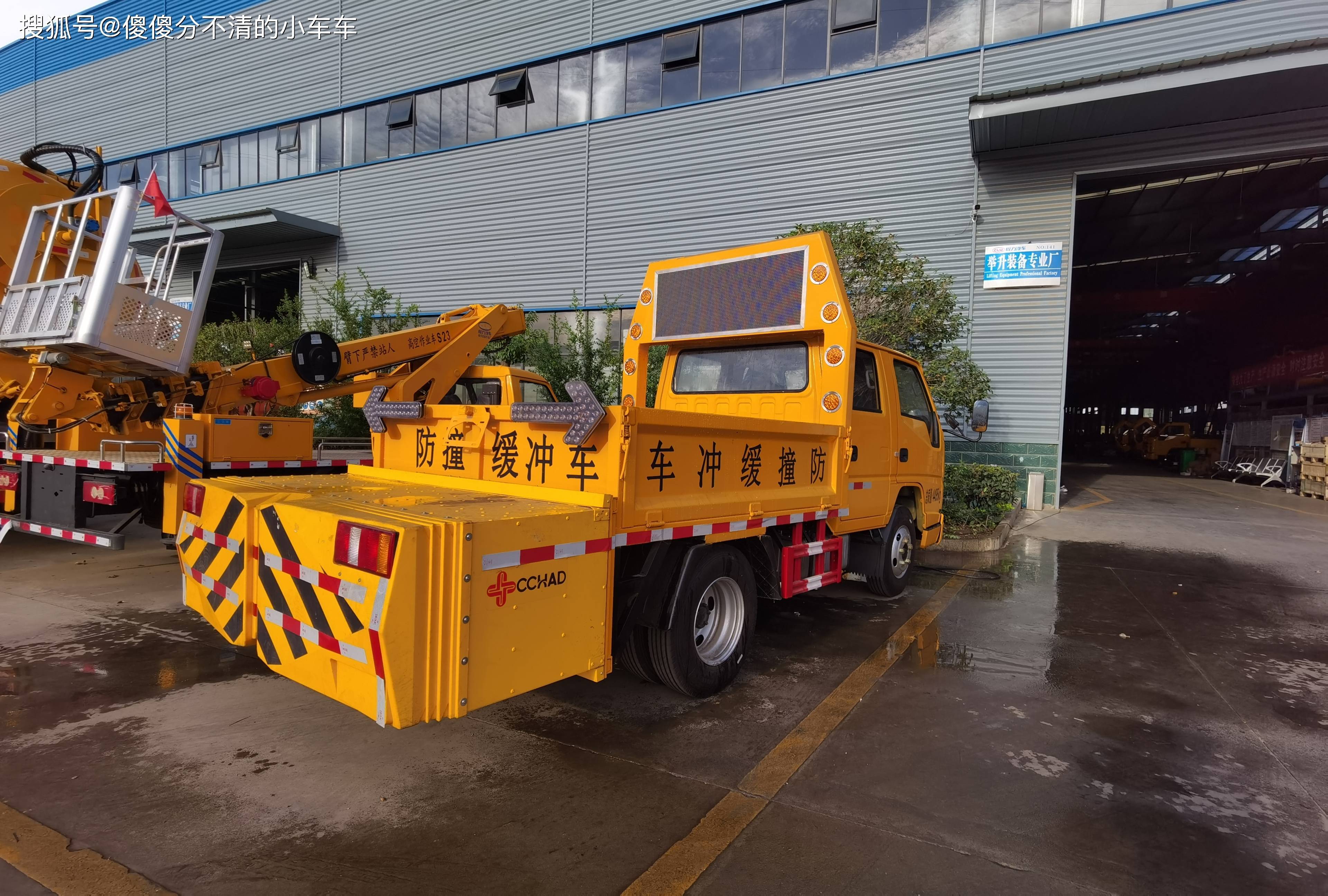 不愧是高速道路安全卫士专用防撞车!_搜狐汽车_搜狐网