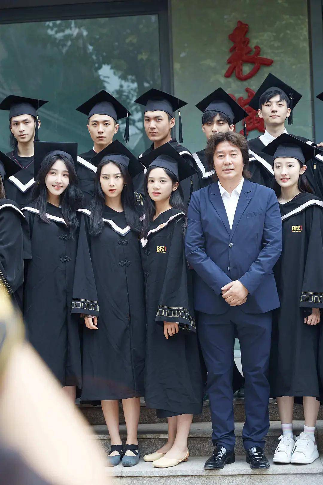 北影小花今日毕业照,关晓彤满脸疲惫,张婧仪同框意外胜出_周也_几位