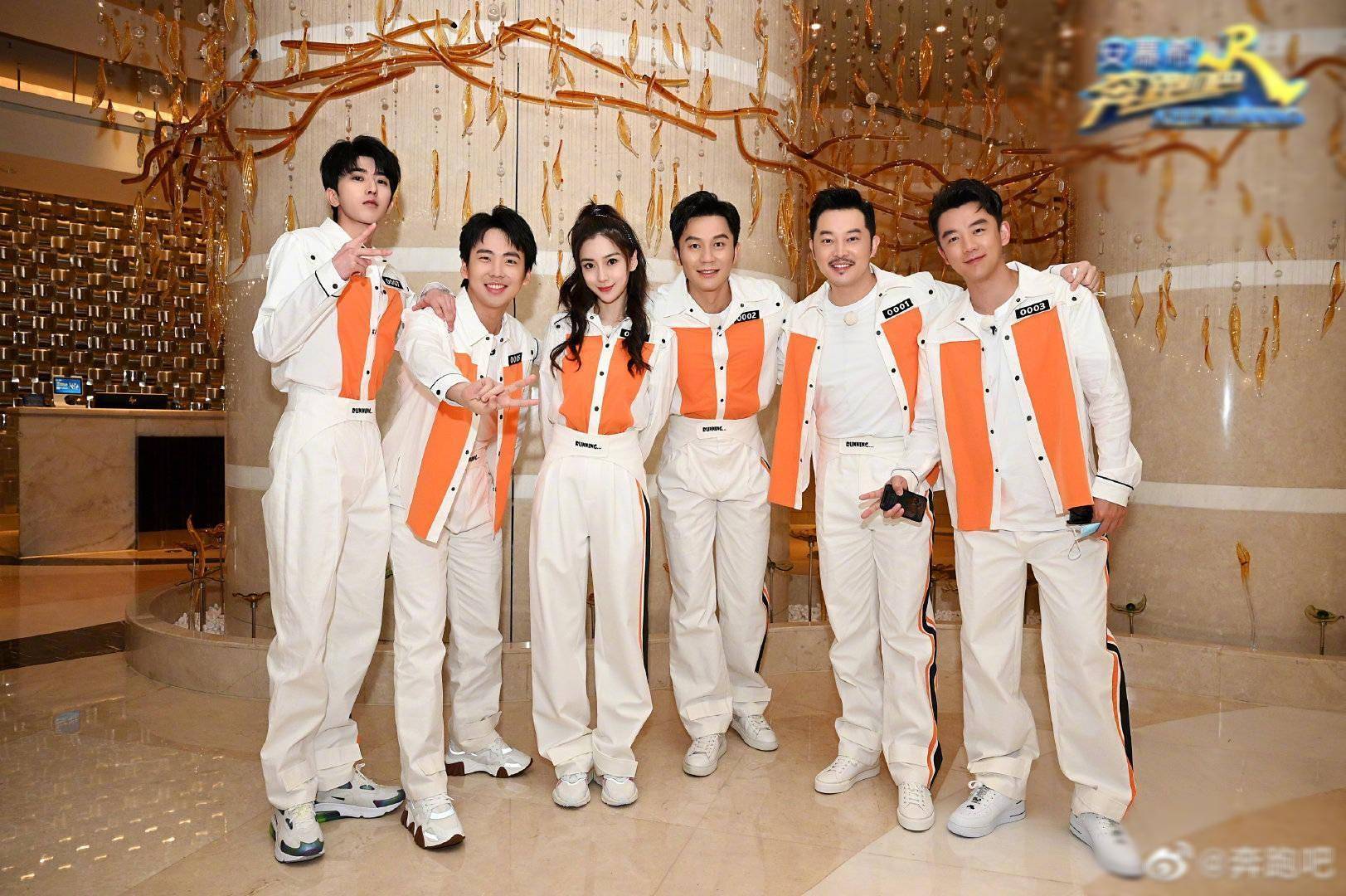 蔡徐坤baby同框"奔跑吧",俊男美女超养眼_牛仔裤_造型_白色