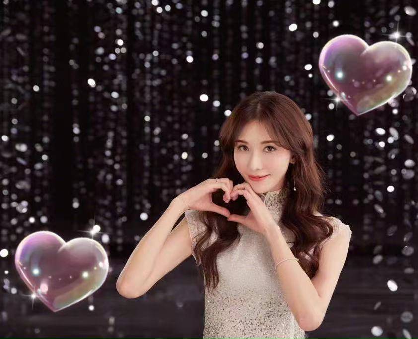 林志玲产后复出状态神勇,为代言多年的品牌站台,招牌pose频出_孩子