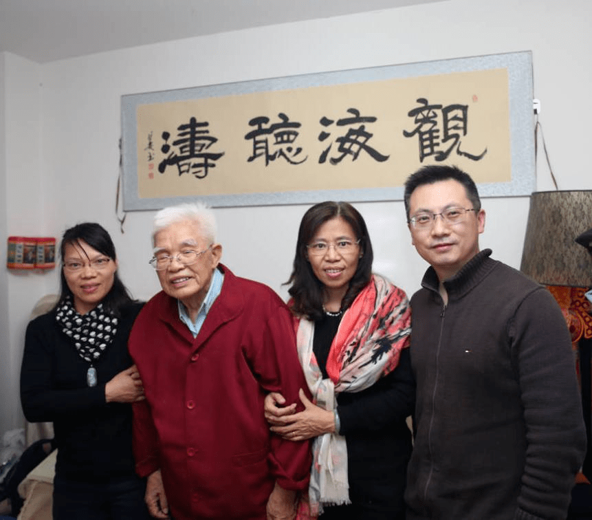 林华,钟燕珠,龚又明三位弟子与王孝涛教授合影聘请李恩波,刘茂贵两位