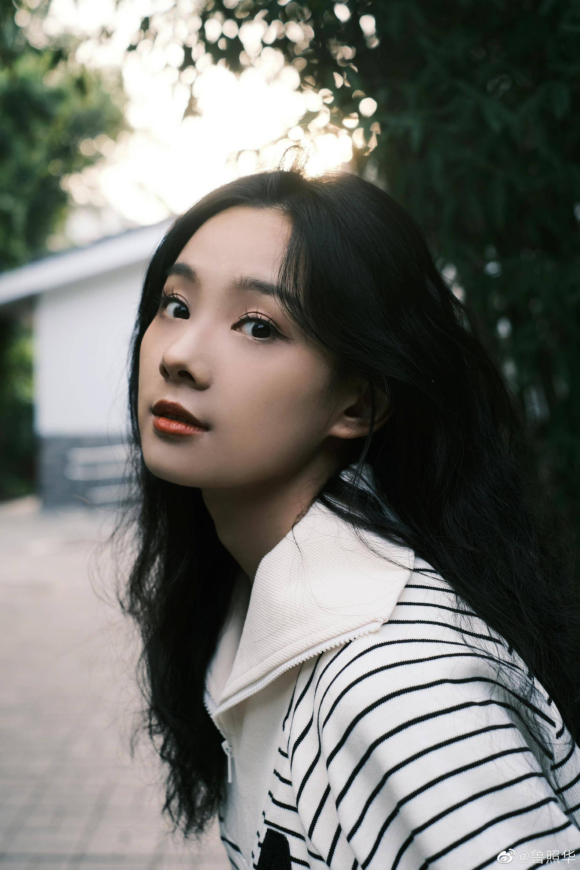 95后美女明星鲁照华晒秋日写真,五官精致像冰雕玉琢,美到心坎里_美貌