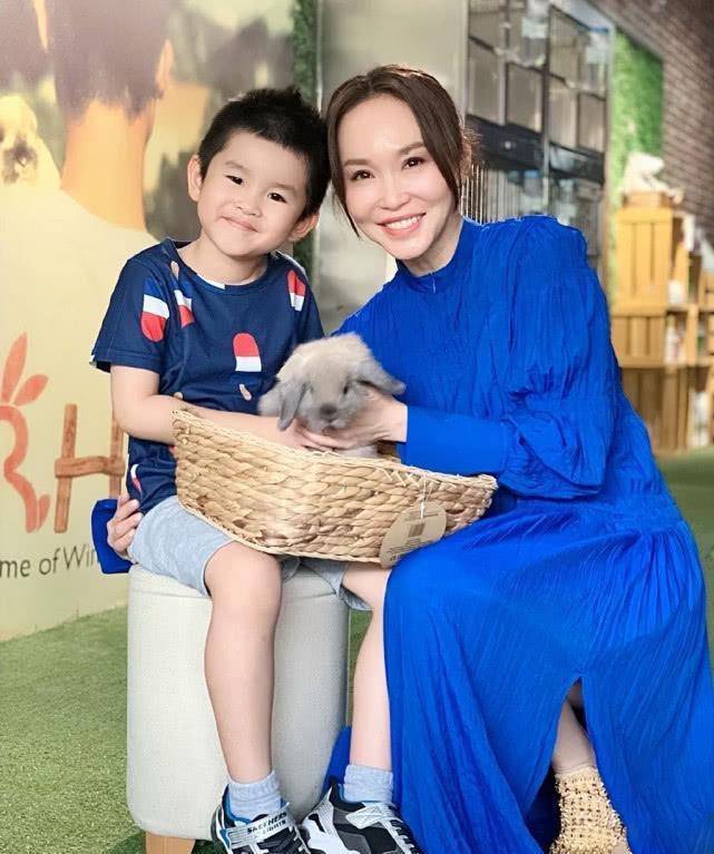 范文芳晒儿子近照,母子俩同框显幸福,6岁的zed宠兔样子很可_李铭顺