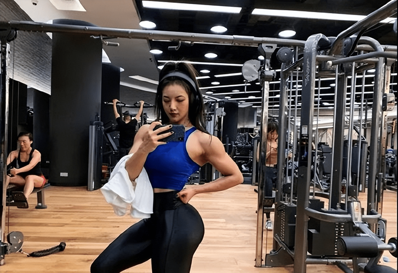 身高170cm的广东女老师,"撞脸"迪丽热巴,网友:身材太好了_健身_姐姐