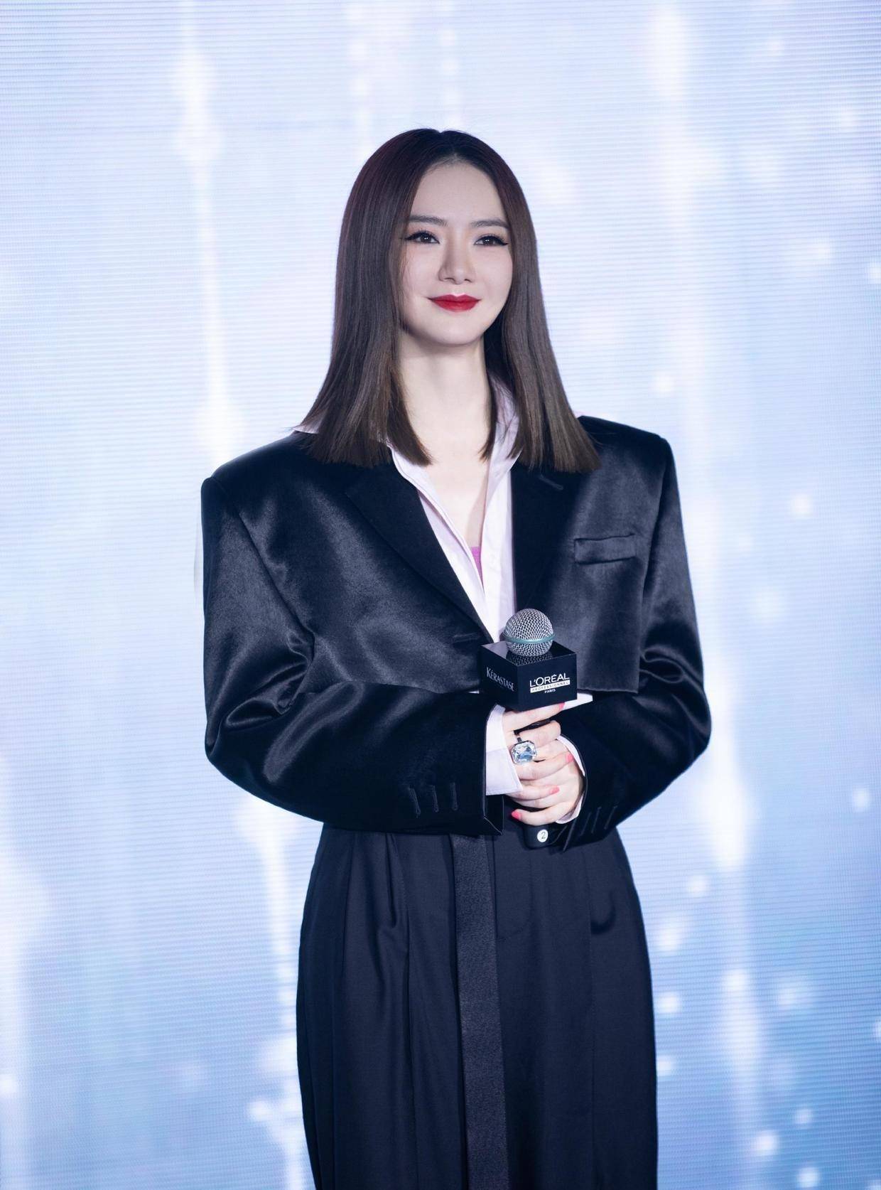 戚薇才是机场穿搭一姐,驼色大衣搭配棒球帽,演绎不费劲的时髦