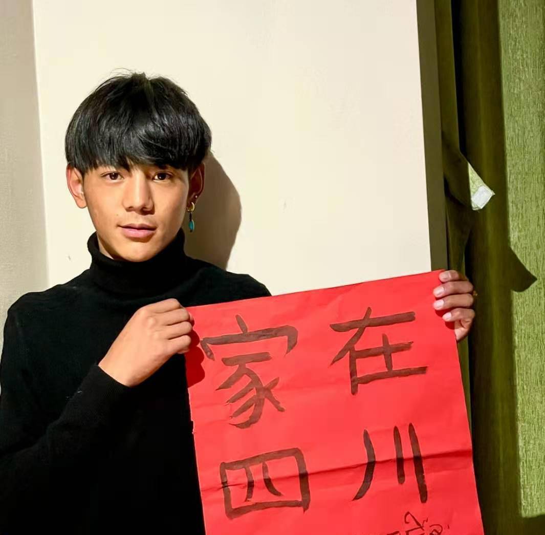 舅舅像明星, 弟弟气质如超模, 丁真家的基因太强大_长相_视频_眼神