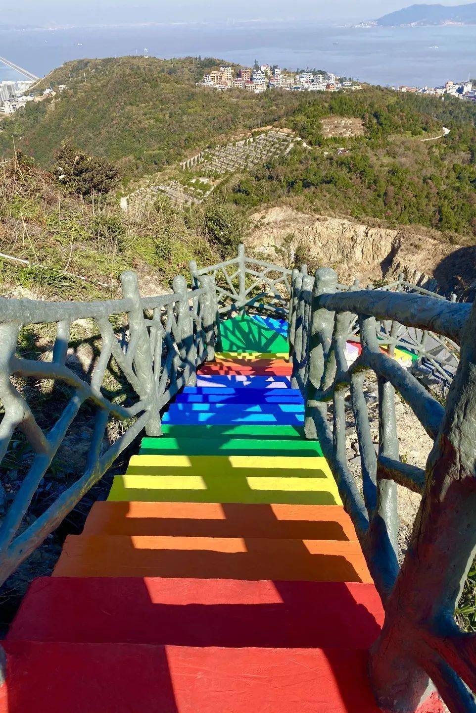 重新修建完成的山尖古道以保持原始现状为主利用架空木栈道,岩石步道