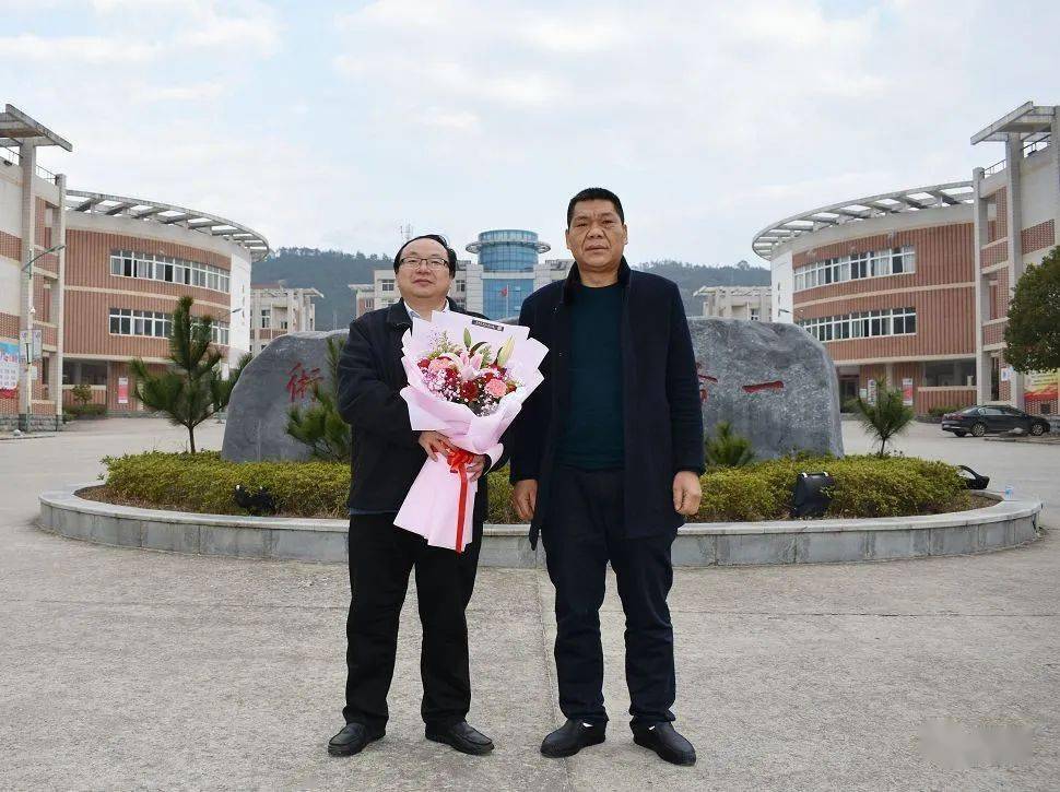 2019年,姚裕贵教授(左一)和庐山市一中校长李剑华(右一)合影相关链接