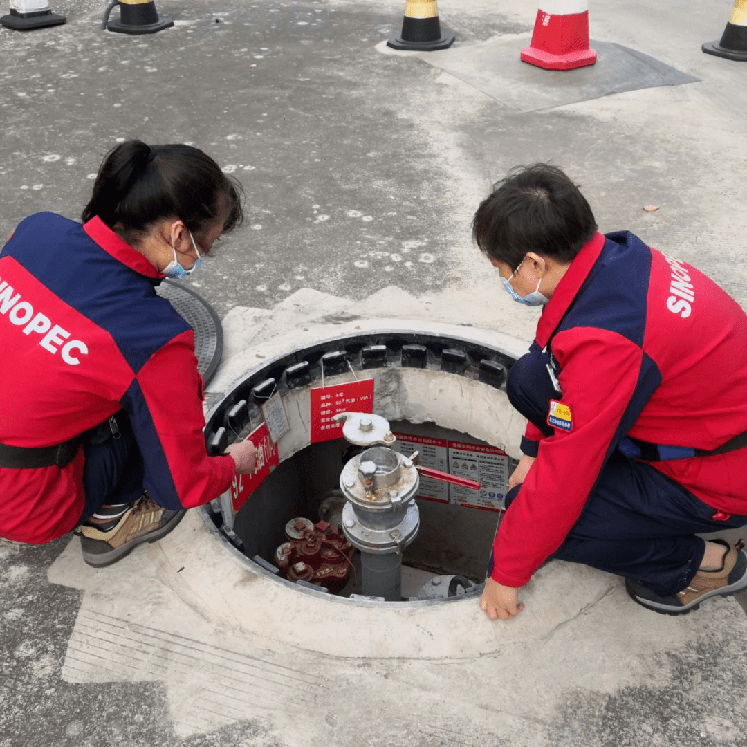 加油站开展油气回收设备,加油枪,卸油口,量油口检查要点培训.