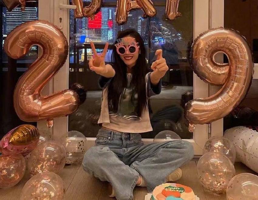 迪丽热巴生日出镜,被无美颜镜头怼脸拍,29岁皮肤让人不敢信_状态_网友