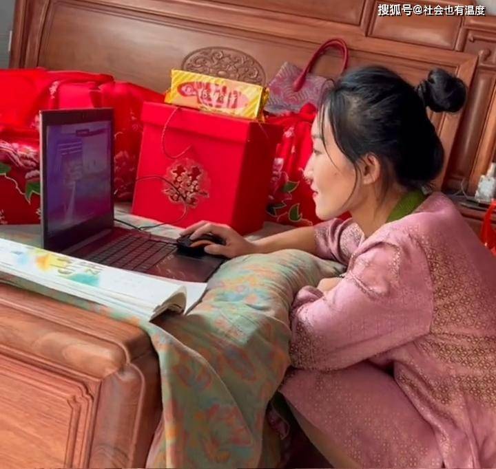 山东一新娘蹲在床边给学生上网课，单身网友酸了：旧货市场淘汰的
