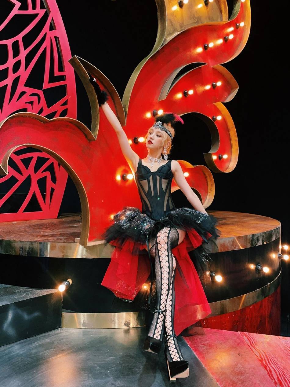 宋雨琦变身黑天鹅大秀事业线!她浓妆艳抹太性感火辣