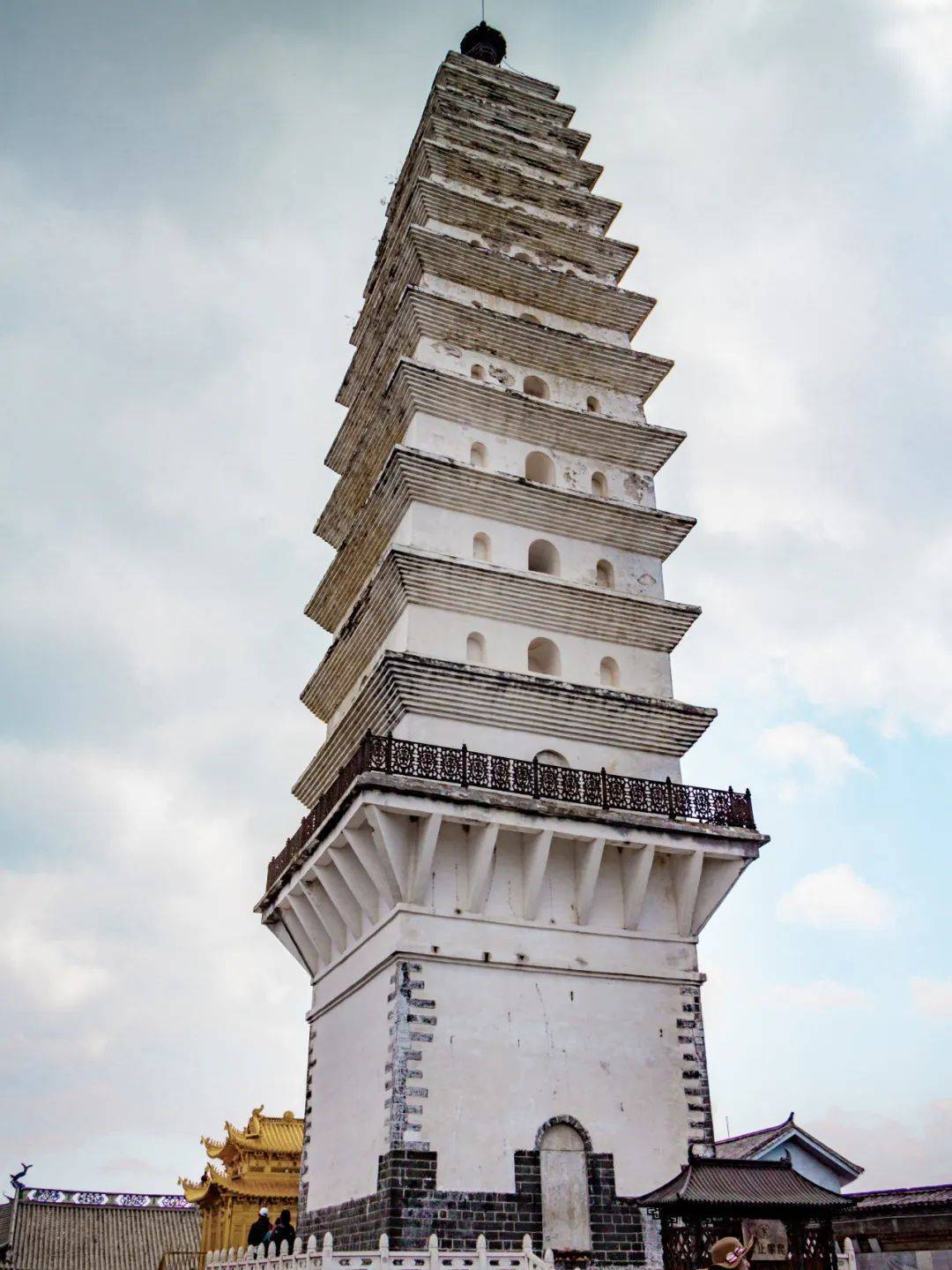 登鸡足山,揭秘"镇山古寺"历经了怎样的风雨_尊胜_白塔_年间